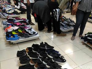 Diskon Sepatu Hingga 70% di Lotus Thamrin Jelang Tutup Diskon Sepatu Hingga 70% di Lotus Thamrin Jelang Tutup