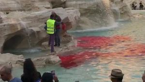 Foto: Saat Air Mancur Trevi Tiba-tiba Memerah