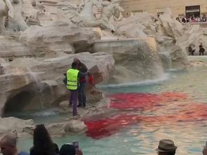 Foto: Saat Air Mancur Trevi Tiba-tiba Memerah