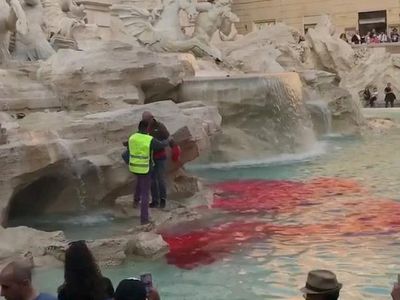 Foto: Saat Air Mancur Trevi Tiba-tiba Memerah