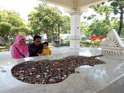 Pasutri ini Rayakan Ultah Pernikahan di Makam WR Soepratman