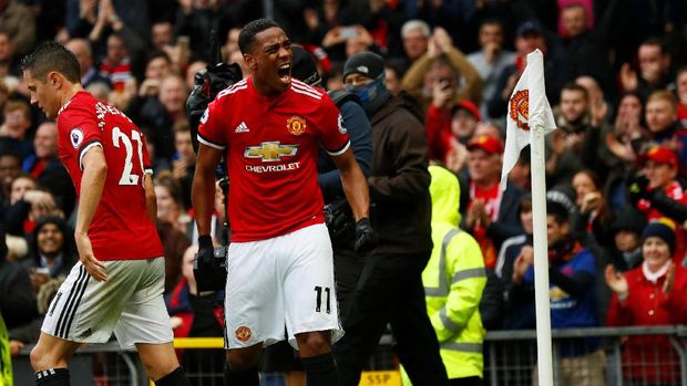 Anthony Martial merayakan gol ke gawang Spurs. 