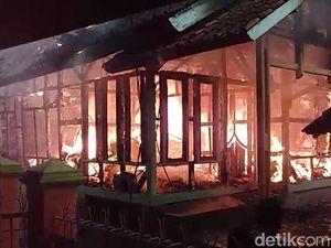 Kebakaran Kawasan Padat Penduduk di Garut, 3 Rumah Hangus
