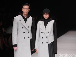 Busana Unisex Hingga Inspirasi Tsunami Tutup Jakarta Fashion Week 2018