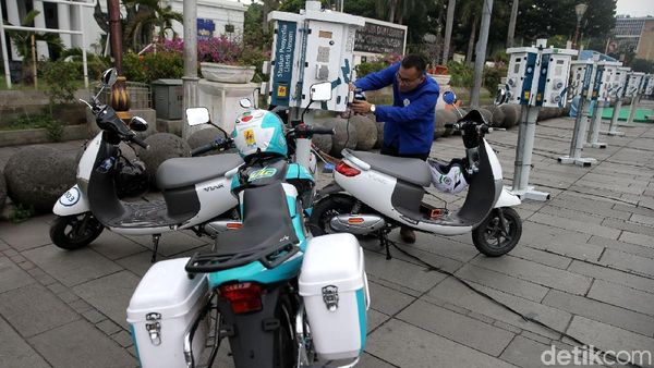 Begini Cara Mengisi Baterai Motor Listrik