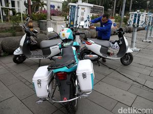 Begini Cara Mengisi Baterai Motor Listrik