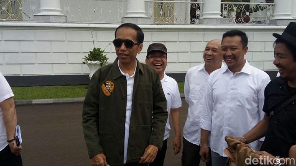 Foto: Gaya Stylish Jokowi Berkacamata Hitam dan Pakai Jaket