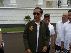 Momen Jokowi Bergaya Anak Muda: Berkacamata Hitam hingga Naik Motor