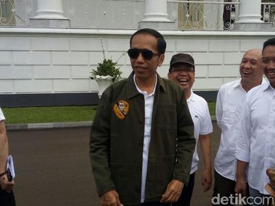 Foto: Gaya Stylish Jokowi Berkacamata Hitam dan Pakai Jaket