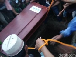 Dua Jenazah Korban Ledakan Pabrik Kembang Api Dimakamkan