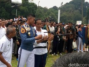 Saat Jokowi Tantang dan Ajari Anak Muda Memanah di Istana Bogor