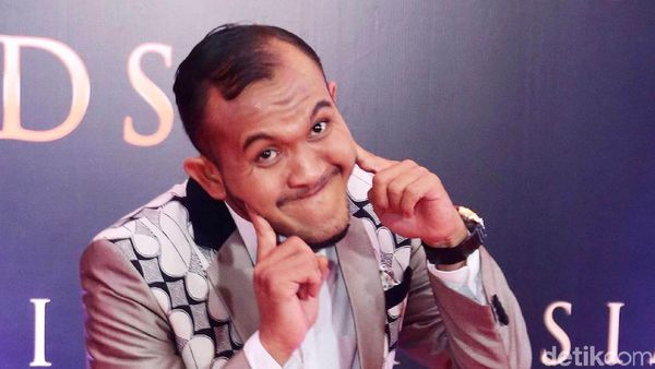 Jelang Vonis Cerai, Caisar Terus Bejoget