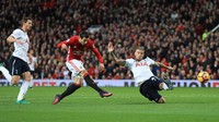 MU membuat Spurs gigit jari lagi saat berduel di Old Trafford pada 11 Desember 2016 lalu. Gol Henrikh Mkhitaryan pada menit ke-29 memenangkan Setan Merah dengan skor 1-0. (Foto: Richard Heathcote/Getty Images)