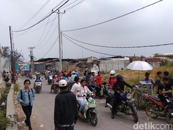 Warga Masih Kerumuni Pabrik Kembang Api yang Meledak di Kosambi