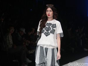 Tenun Baduy dan Kain Denim Menyatu dalam Koleksi Busana Siap Pakai Lekat Tenun Baduy dan Kain Denim Menyatu dalam Koleksi Busana Siap Pakai Lekat