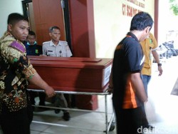 Jenazah Korban Ledakan Pabrik yang Teridentifikasi Dibawa Keluarga