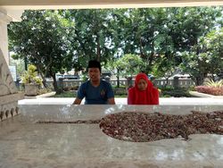 Pasutri ini Ngidam Berdoa di Makam WR Soepratman