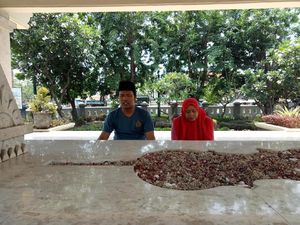 Pasutri ini Ngidam Berdoa di Makam WR Soepratman