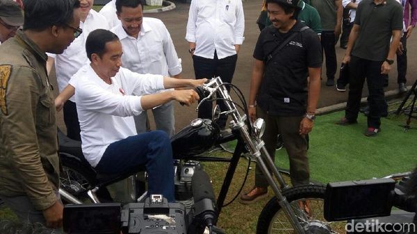 Foto: Aksi Jokowi Tunggangi Motor Custom