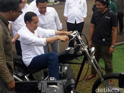 Foto: Aksi Jokowi Tunggangi Motor Custom