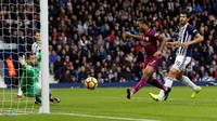Manchester City melanjutkan rentetan kemenangan itu saat menang susah payah 3-2 di kandang West Brom (Darren Staples/Reuters)