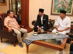 Sambil Makan Buroncong, Wapres JK-AHY Berbincang Santai