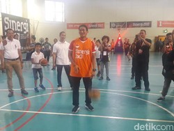 Gaya Sandiaga Main Basket di Senayan