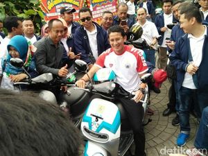 Aksi Sandiaga Jajal Motor Listrik di Balai Kota
