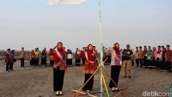 Upacara Sumpah Pemuda di Bekas Kolam Lumpur Lapindo