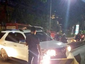 Fortuner Seruduk Separator Busway di Jaksel