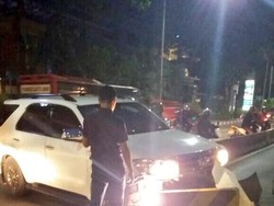 Fortuner Seruduk Separator Busway di Jaksel