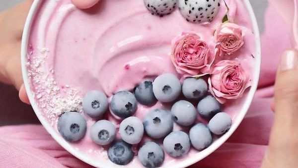 Wanita Ini Menyulap Semangkuk Smoothies Bowl Jadi Sajian Cantik!