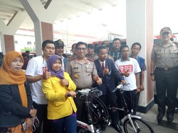Saat Kapolda Jatim Berikan Kuis Berhadiah Sepeda
