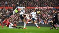 Soal percobaan, sama-sama ada empat shot on target. Barisan MU boleh dibilang bermain tanpa cela karena bisa meredam Dele Alli cs. (Foto: Michael Regan/Getty Images)
