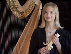 Kenalkan Ini Rosie Gill, Kecil-kecil Jago Main Harpa