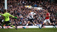 Spurs membalas kekalahan mereka dengan kemenangan telak 3-0 atas MU di White Hart Lane pada 10 April 2016. Mereka menaklukkan MU hanya dalam 6 menit, dimulai dari gol Dele Alli pada menit ke-70, disusul gol Toby Alderweireld di menit ke-74, lalu terakhir gol Erik Lamela pada menit ke-76. (Foto: Clive Rose/Getty Images)
