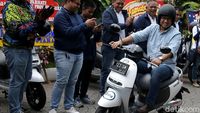 Gaya Anies Kendarai Motor Listrik di Balai Kota
