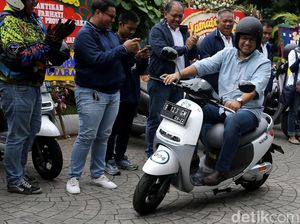 Gaya Anies Kendarai Motor Listrik di Balai Kota