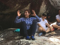 Susi Bersihkan Sampah Setengah Ton di Pantai Batu Sindu Natuna