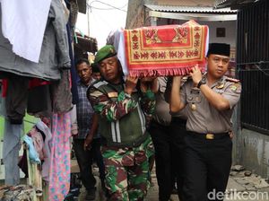 Momen Kombes Harry Angkat Keranda hingga Menguburkan Surnah Momen Kombes Harry Angkat Keranda hingga Menguburkan Surnah