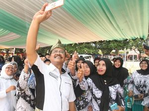 Sambangi Bawean, Gus Ipul Baca Puisi Bikinan Sendiri