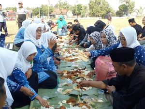 Saat Nasi Liwet Dimakan Bareng Usai Upacara Sumpah Pemuda