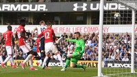 Spurs membalas lagi hasil negatif di Old Trafford, saat menjamu MU di White Hart Lane pada 14 Mei 2017 lalu. Gol-gol dari Victor Wanyama dan Harry Kane cuma mampu dibalas sekali oleh MU lewat Wayne Rooney. Akhir pekan ini, siapa yang kira-kira bakal berjaya? (Foto: Laurence Griffiths/Getty Images)