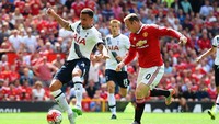 Maju beberapa bulan kemudian, tepatnya pada 8 Agustus 2015, keduanya kembali berhadapan di Old Trafford. MU kembali tampil sebagai pemenang, tapi kali ini cuma dengan skor tipis 1-0 dan berkat gol bunuh diri Kyle Walker. (Foto: Michael Regan/Getty Images)