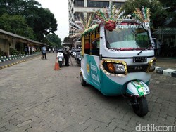 Ratusan Motor Listrik Konvoi di Jakarta