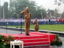 Ganjar Basah Kuyup Pimpin Upacara Sumpah Pemuda di Cilacap