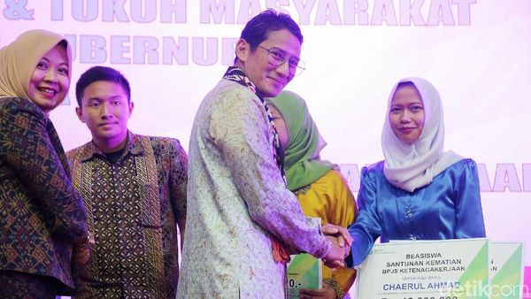Sandiaga Serahkan Santunan BPJS Ketenagakerjaan