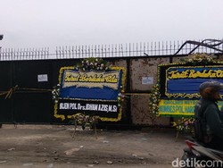 Ada Karangan Bunga dari Kapolda Metro di Depan Pabrik Kembang Api