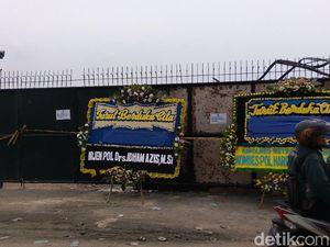 Ada Karangan Bunga dari Kapolda Metro di Depan Pabrik Kembang Api Ada Karangan Bunga dari Kapolda Metro di Depan Pabrik Kembang Api