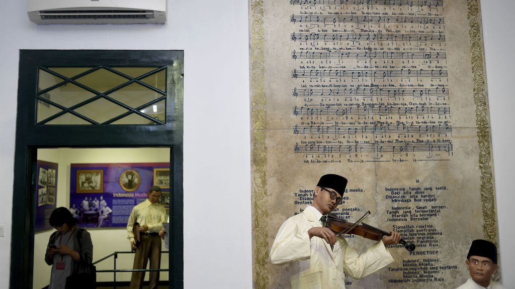 Pengunjung mengamati koleksi yang dipajang di Museum Sumpah Pemuda, Jakarta, Kamis (26/10). Masyarakat ramai mengunjungi museum ini menjelang peringatan Hari Sumpah Pemuda ke-89 yang jatuh pada Sabtu 28 Oktober 2017. Untuk tahun ini peringatan Sumpah Pemuda mengangkat tema Pemuda Indonesia Berani Bersatu. ANTARA FOTO/Sigid Kurniawan/kye/17.